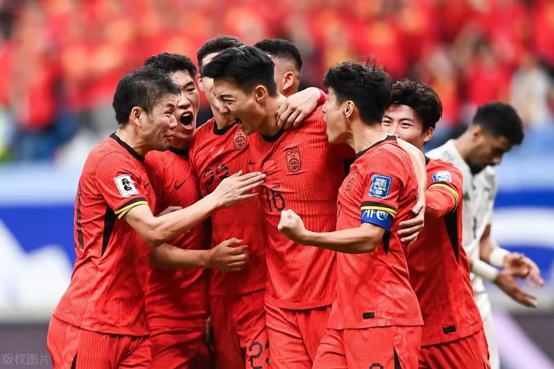 经典足球对决拉开序幕，球队斗志昂扬