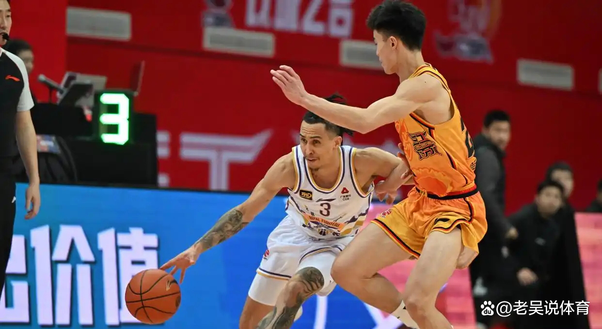 关于一场激烈争夺的篮球盛宴，战术对决成焦点的信息